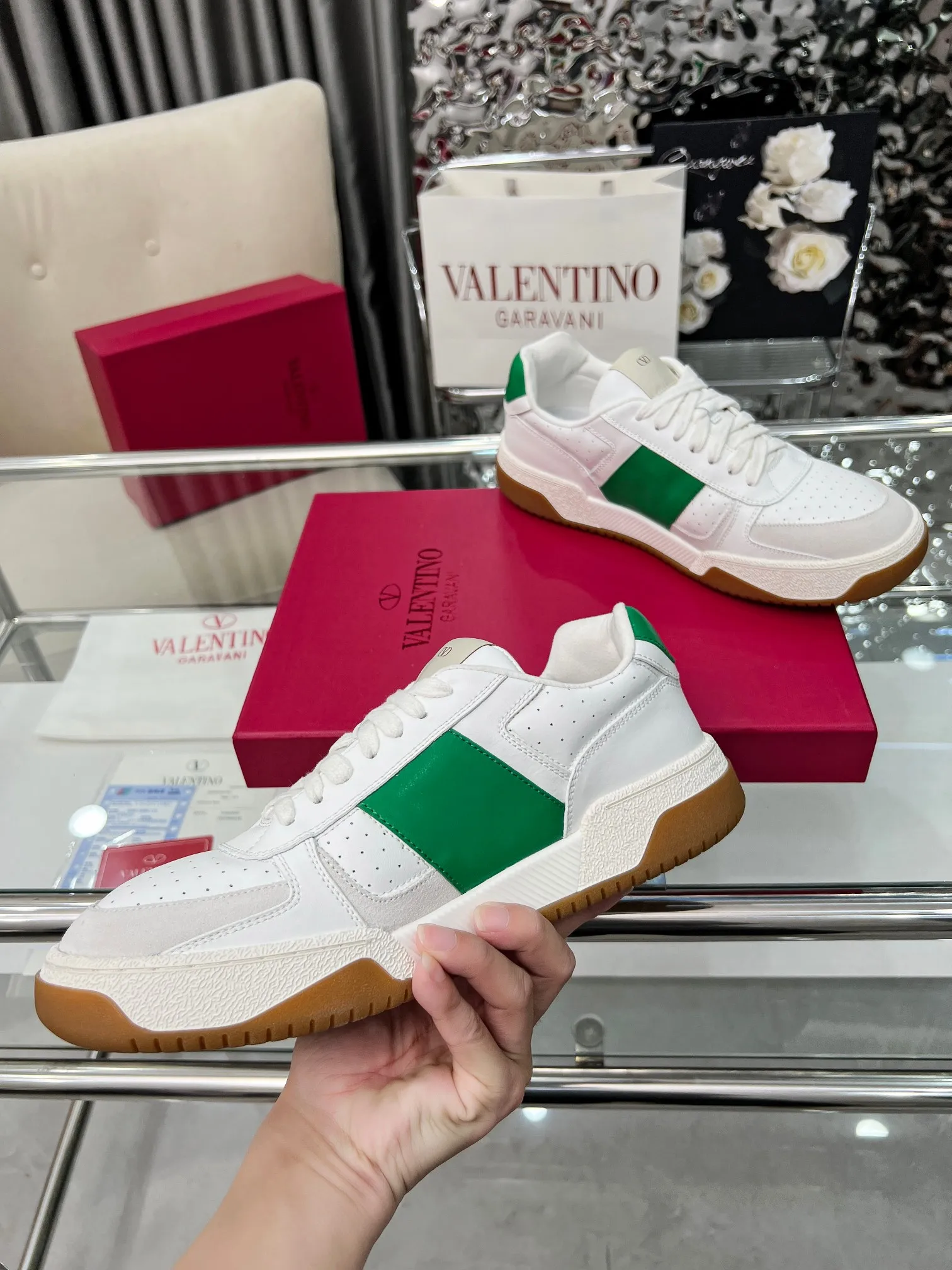 【Valentino】P: 660💰 Couple style, size: women 35-40▪️men 39-44 (customized at 45.46) Valentino 𝑶𝒏𝒆𝑺𝒕𝒖𝒅 Couple sports shoes series Valentino 2025 new couple sports shoes are on sale. The original ZP purchase and disassembly. Repeated pattern making and modification. 1:1 restoration! Top luxury masterpiece, lace-up design, soft and comfortable imported calfskin brings excellent elegant texture and excellent on-foot comfort. Top purchasing version upper: imported calfskin surface/original oil edge craftsmanship. Lining: water-dyed sheepskin lining. Outsole: original development 𝐓𝐏𝐔 two-color combination outsole. Packaging: full package with original configuration.